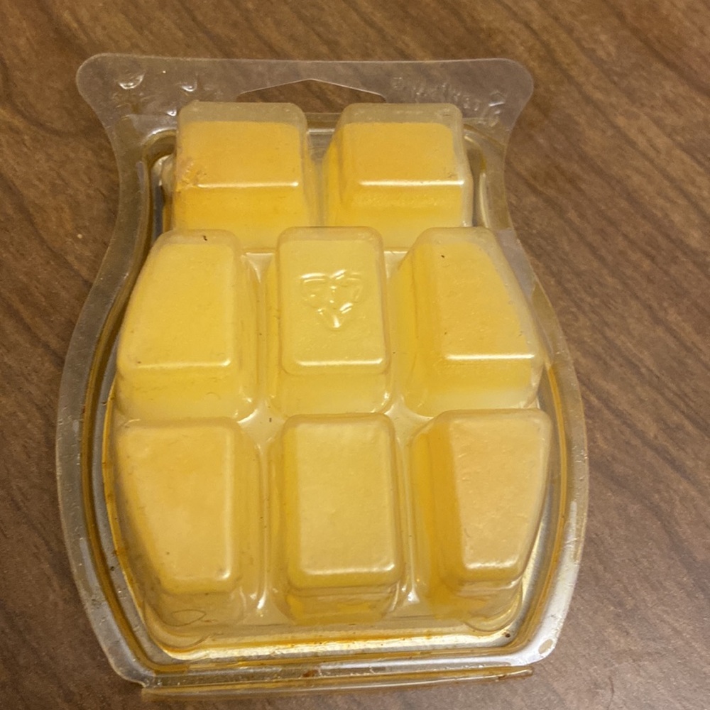 Scentsy Coconut Lemongrass Yellow Wax Bar 3.3 oz. - Picture 2 of 2